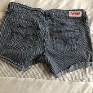Levi’s size 3 navy/white striped shorts